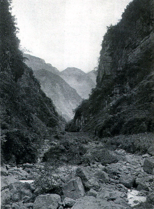 Gorge leading to Jin Fu San.